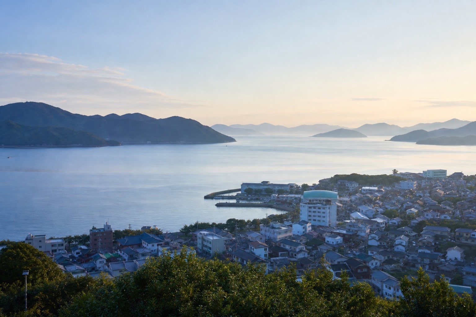 朝の光に包まれた瀬戸内海と山口県の穏やかな街並み